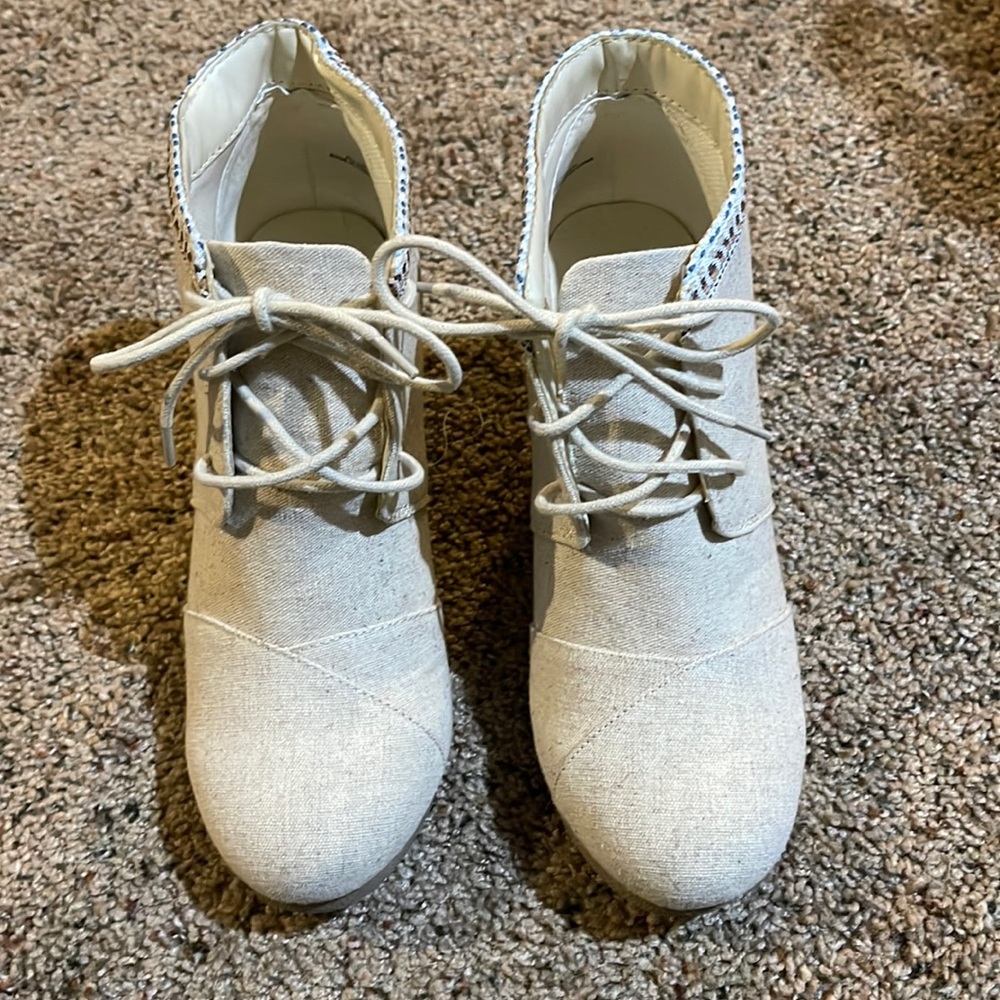8:5 Maurices wedge booties